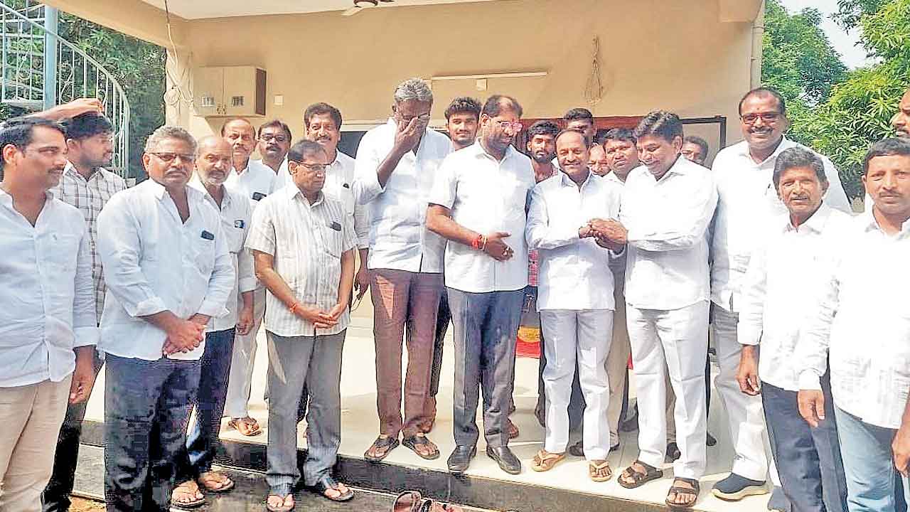 బీఆర్‌ఎస్‌లో చేరాలని సంభానికి ఆహ్వానం