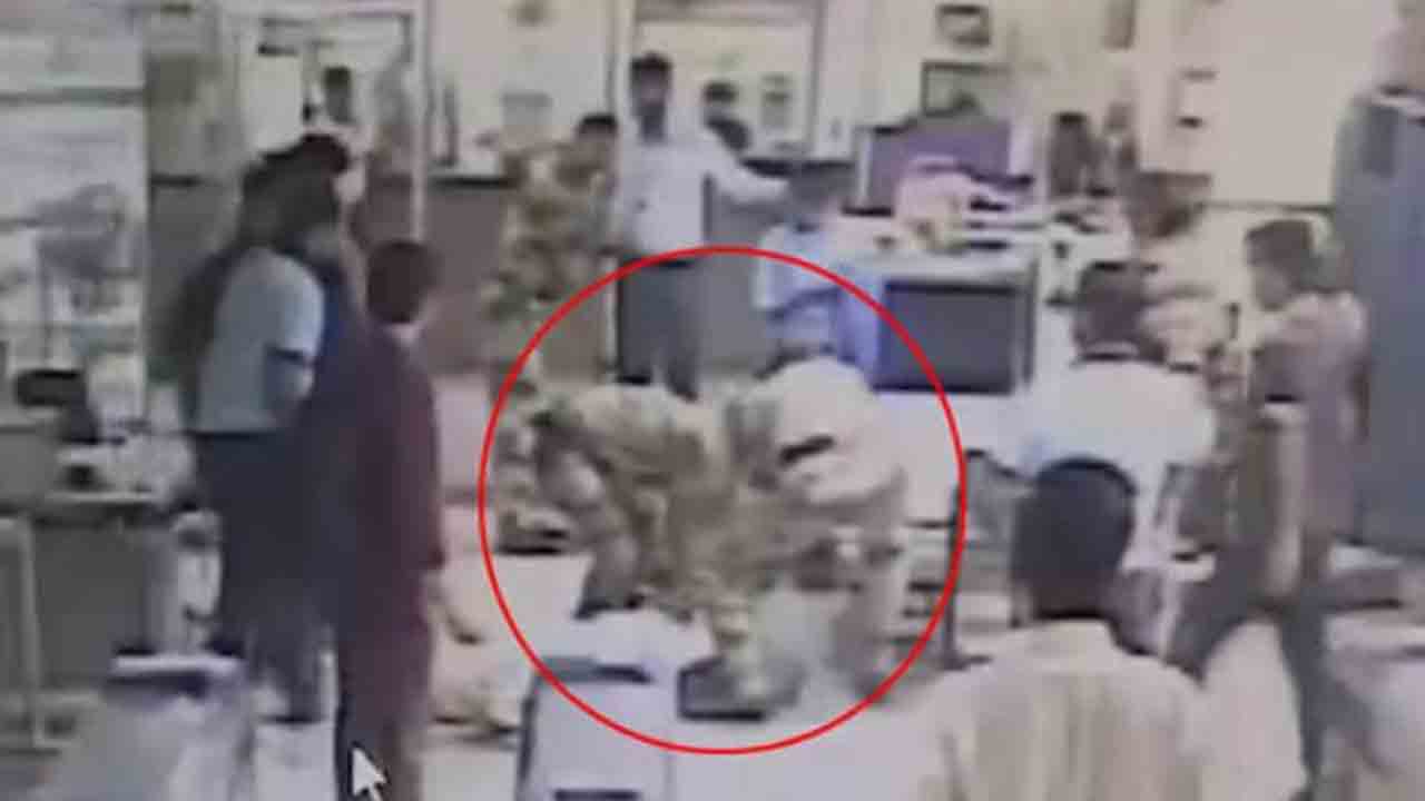 Watch: మెట్రో స్టేషన్‌లో కుప్పకూలిన వ్యక్తి.. ఢిల్లీలో గాలి కాలుష్యంపై ఆందోళన