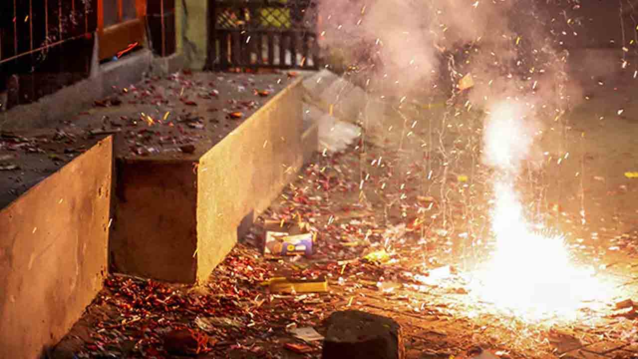 Explosion | ఇంట్లో పటాకులు తయారు చేస్తుండగా పేలుడు.. వ్యక్తి దుర్మరణం