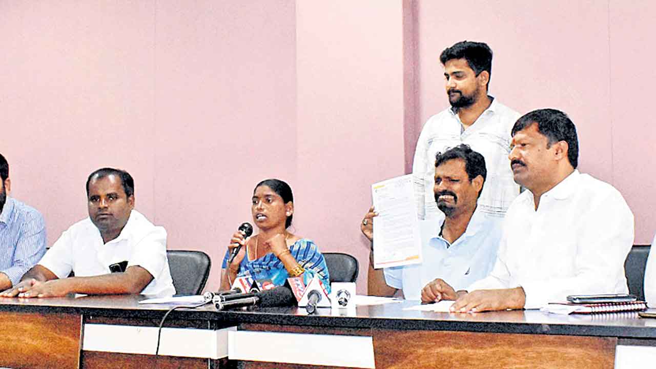 వనవర్తి కాంగ్రెస్‌ అభ్యర్థి మోసగాడు