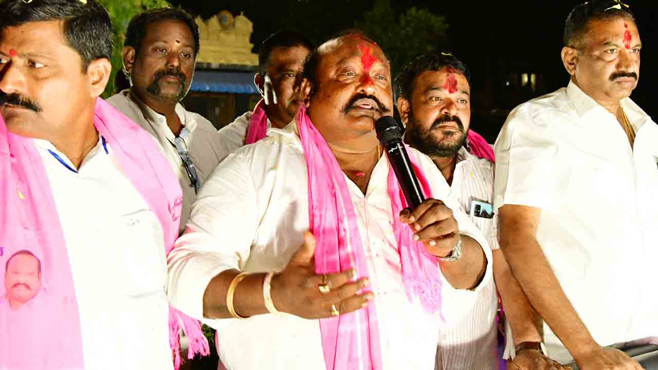 భూ కబ్జాదారులు వస్తున్రు.. జాగ్రత్త