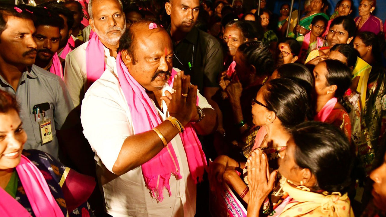 కబ్జాదారులను గెలిపిస్తే భూములుంటయా?