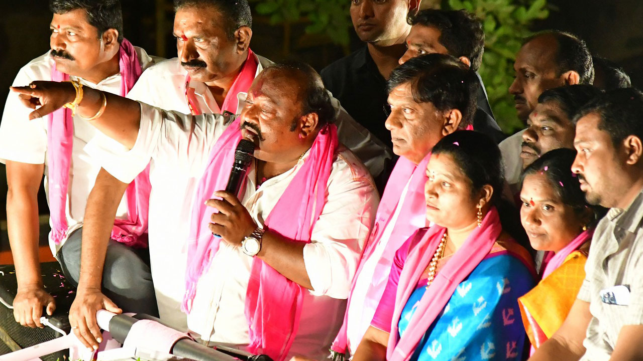 అభివృద్ధిపై చర్చించండి