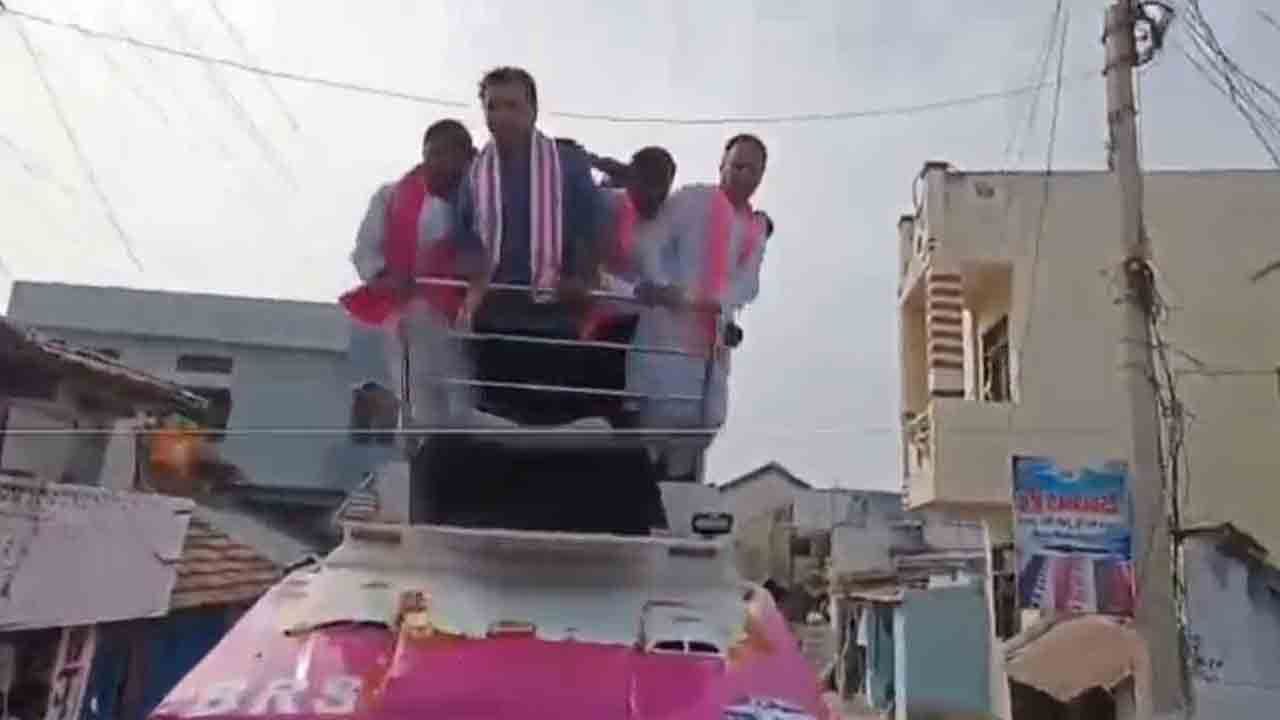 KTR | ఆర్మూర్ ఎన్నికల ప్రచారంలో అపశృతి.. ప్రచారం రథంపై నుంచి కిందపడ్డ మంత్రి కేటీఆర్.. స్వల్పగాయాలు