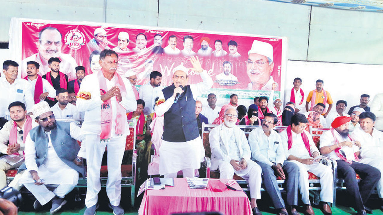 అండగా నిలిచిన సర్కారును ఆదరించాలి