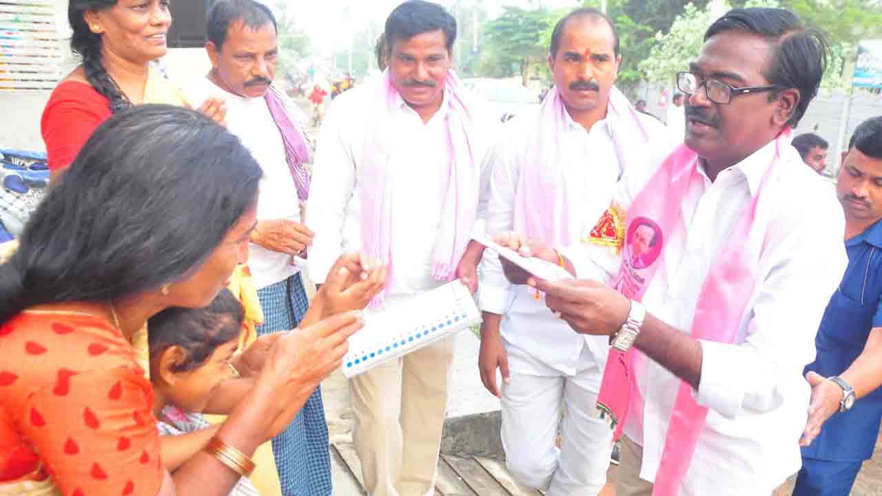 ఇందిరమ్మ ఇళ్లలో ఇచ్చింది తక్కువ.. బుక్కింది ఎక్కువ