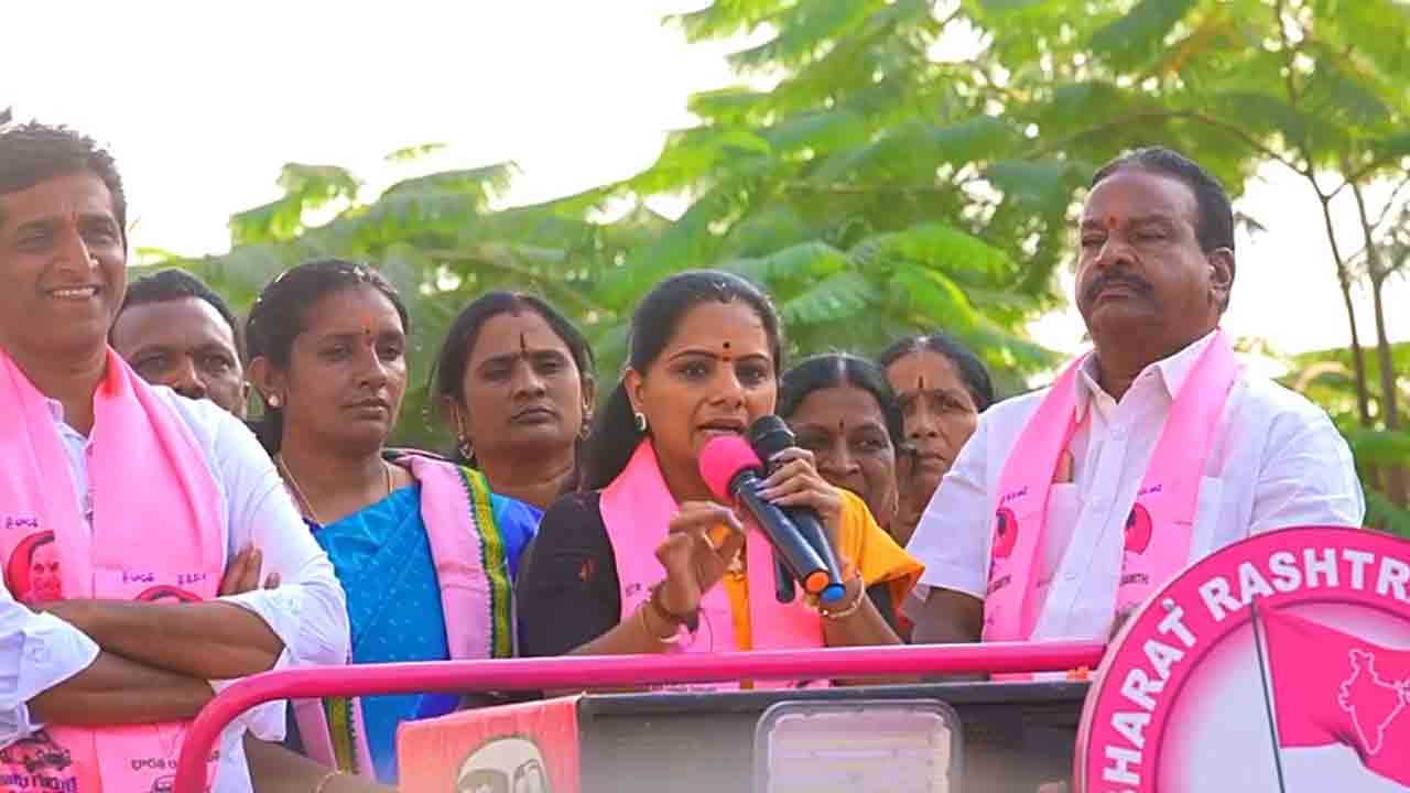 Kalvakuntla Kavitha | కాంగ్రెస్ ను చూస్తే ఊసరవెల్లి కూడా సిగ్గుపడతది : కల్వకుంట్ల కవిత