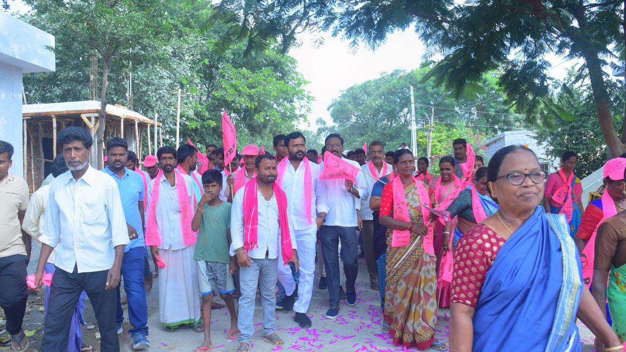 ప్రజా ఆశ్వీరాద సభకు తరలిన బీఆర్‌ఎస్‌ శ్రేణులు