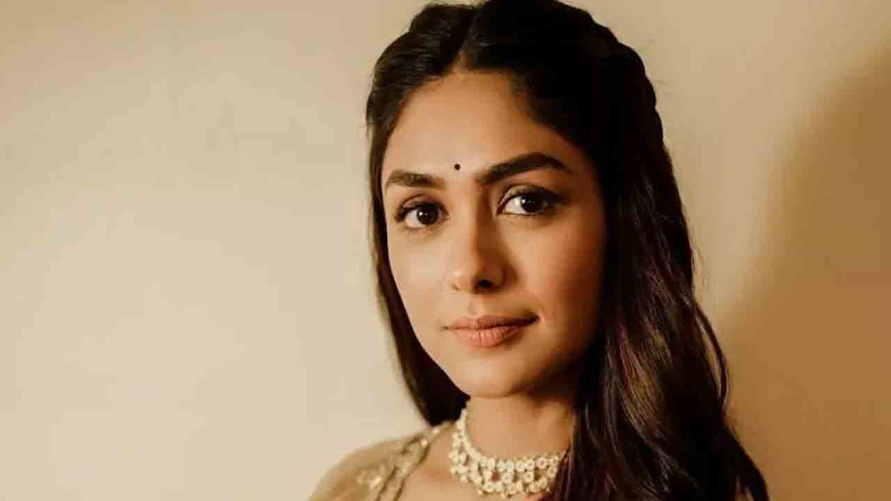 Mrunal Thakur | హీరోయిన్లను వస్తువును చూసినట్టు చూస్తారు.. హాట్ టాపిక్‌గా మృణాళ్‌ ఠాకూర్ కామెంట్స్‌