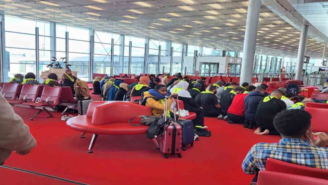 Muslims praying at Paris airport | ఫ్రాన్స్‌ ఎయిర్‌పోర్ట్‌లో ముస్లింల ప్రార్థనలు.. కలకలం రేపిన సంఘటన
