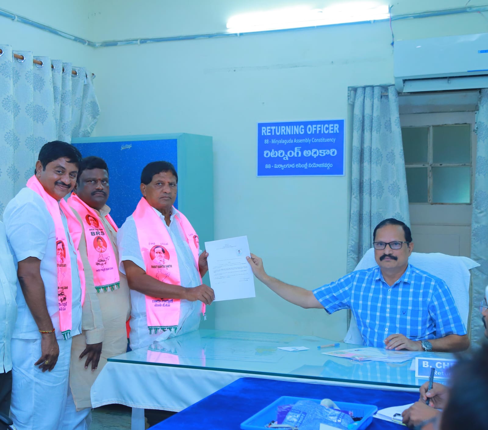 మహబూబ్‌నగర్‌లో నామినేషన్‌ దాఖలు చేస్తున్న మంత్రి శ్రీనివాస్‌ గౌడ్‌