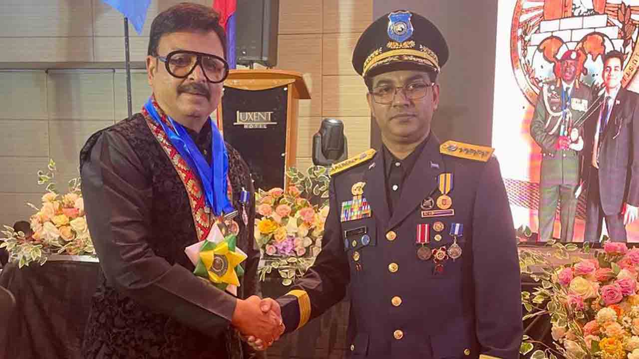 వీకే నరేష్‌కు గౌరవ డాక్టరేట్‌ ప్రదానం