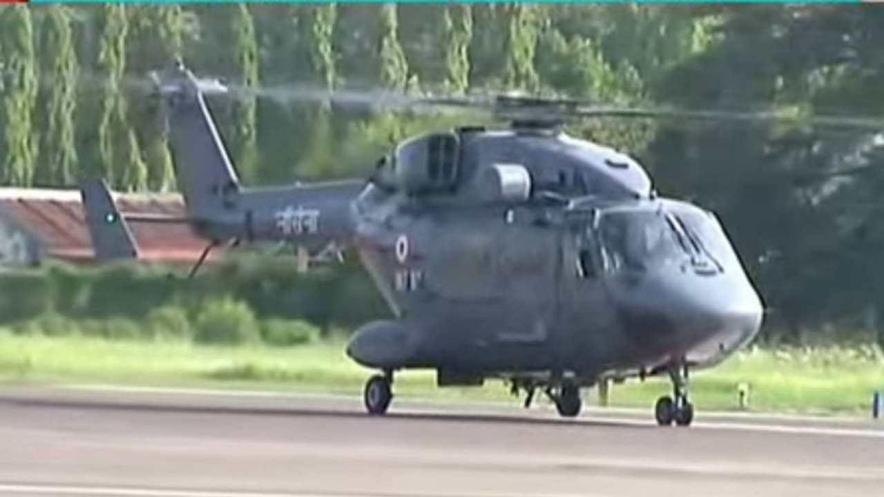 Helicopter Crashes | కొచ్చిలో కుప్పకూలిన నేవీ హెలీకాప్టర్‌.. అధికారి మృతి