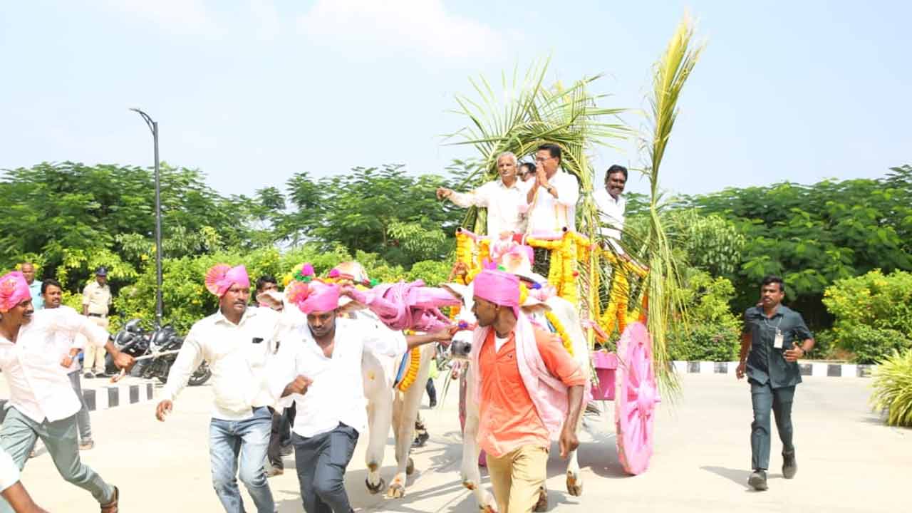 Minister Nirajan Reddy | ఎడ్లబండిపై వెళ్లి నామినేషన్‌ వేసిన నీళ్ల నిరంజనుడు