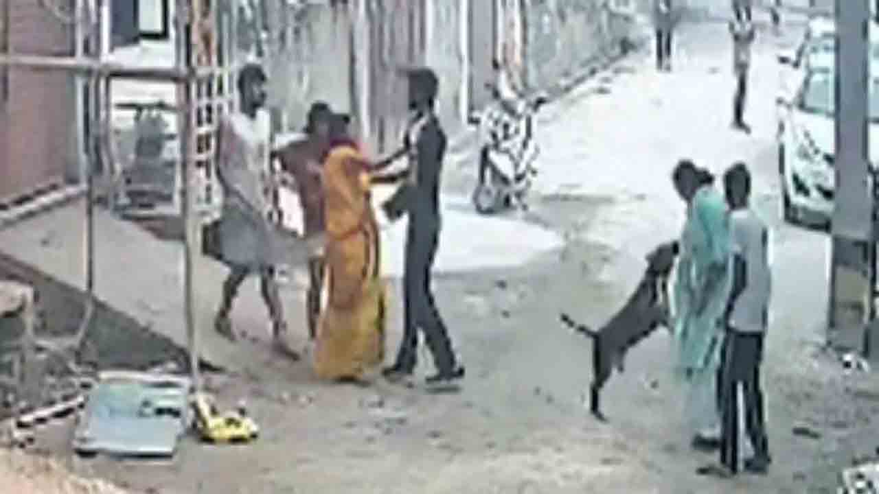Dog attack | పొరుగింటి మహిళపైకి పెంపుడు కుక్కను ఉసిగొల్పిన యువకుడు.. ఎందుకంటే..!