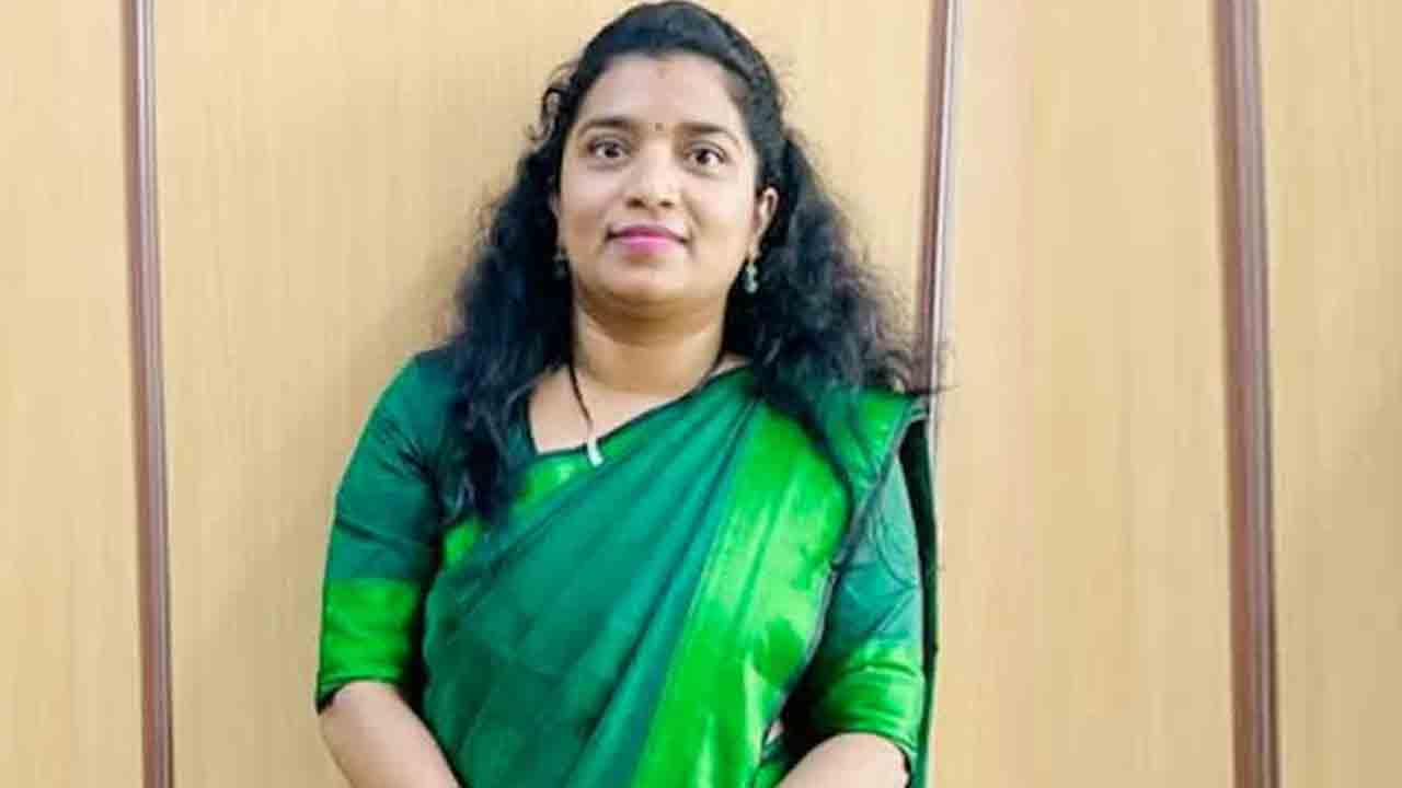 Crime News | కర్ణాటకలో డిప్యూటీ కలెక్టర్ హత్య.. దూరంగా భర్తా కొడుకు జీవనం..!