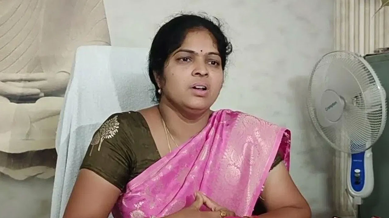 IT | బడంగ్‌పేట మేయర్‌ పారిజాత ఇంట్లో ముగిసిన ఐటీ సోదాలు..  6న విచారణకు రావాలంటూ నోటీసులు