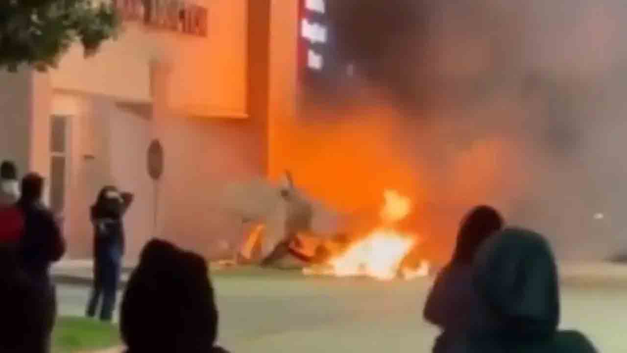 Plane Crashes | పార్కింగ్‌ లాట్‌లో కూలిన విమానం.. పైలట్‌ మృతి