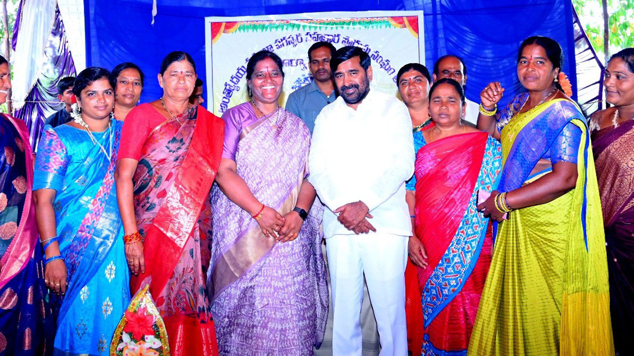 ఆశీర్వదించండి.. సేవకుడిగా పని చేస్తా