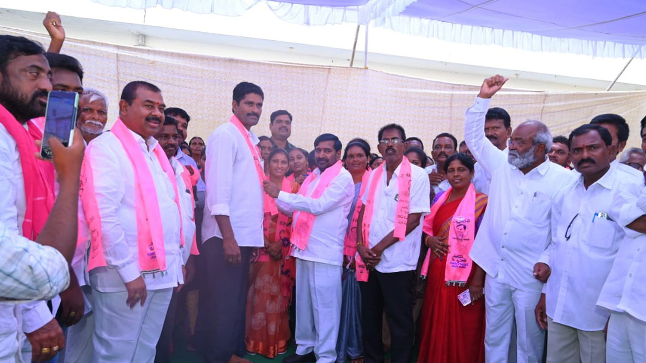 అభివృద్ధికి, అరాచకులకు మధ్య పోటీ