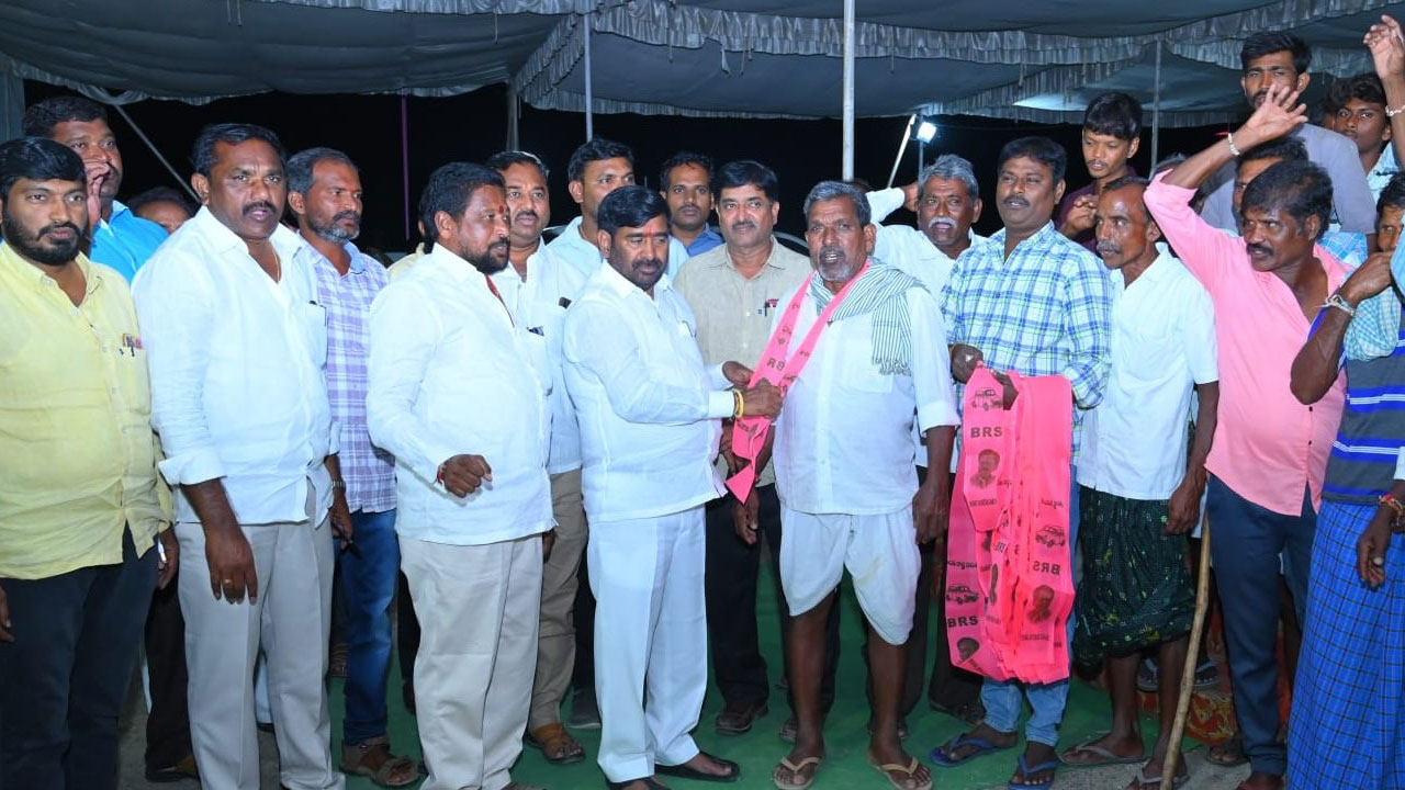 పదవుల కోసం పాకులాడే కాంగ్రెస్‌, బీజేపీ కావాలా? అభివృద్ధి, సంక్షేమాల బీఆర్‌ఎస్‌ కావాలా?