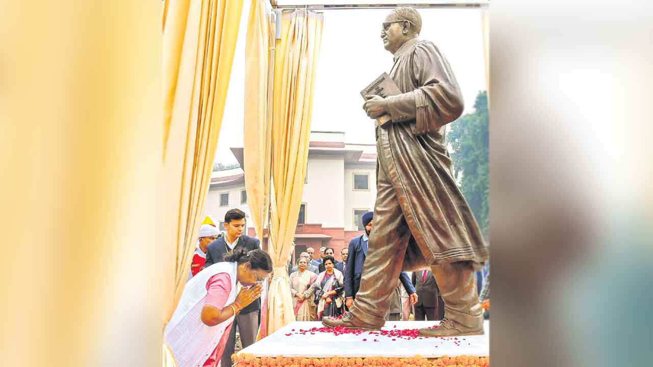 కోర్టులను ఆశ్రయించేవారికి డబ్బు, భాష అడ్డంకి కారాదు