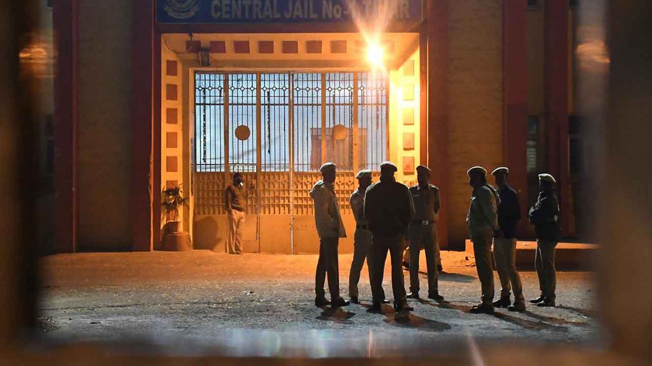 ట్రాకింగ్‌ పరికరాలతో పెరోల్‌ ఖైదీలపై నిఘా!