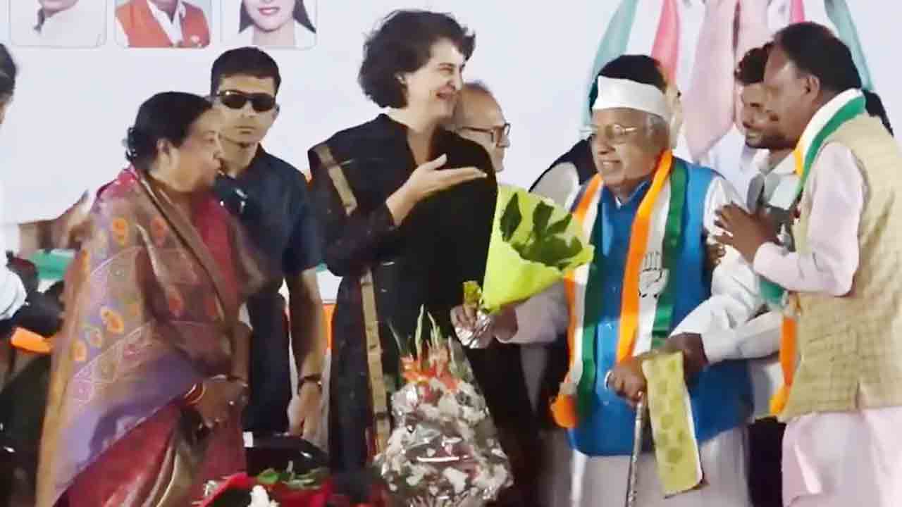 Priyanka Gandhi | ప్రియాంక గాంధీని ఖాళీ బొకేతో ఆహ్వానించిన కాంగ్రెస్‌ నాయకులు.. వీడియో వైరల్‌