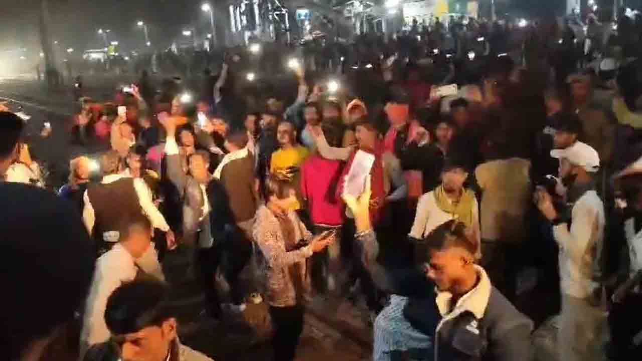 Chath Pooja | ఛఠ్‌ పూజ వేళ రైలు రద్దుతో ఆగ్రహించిన ప్రయాణికులు.. మరో ట్రైన్‌పై రాళ్లు రువ్వి నిరసన