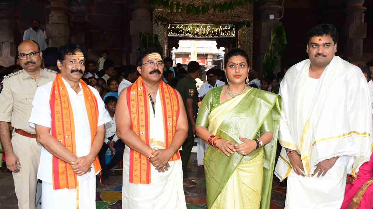 VIPs @ Srisailam | మల్లన్న సేవలో ఏపీ మంత్రి రోజా, దేవాదాయ క‌మిష‌న‌ర్ స‌త్య‌నారాయ‌ణ