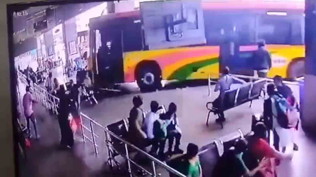 RTC Bus | ప్లాట్‌ఫామ్‌పైకి దూసుకెళ్లిన ఆర్టీసీ బస్సు.. సీసీటీవీ వీడియో