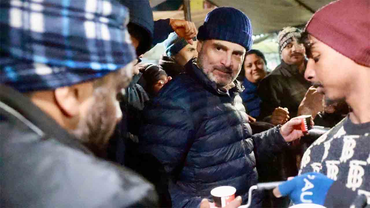 Rahul Gandhi | కేదార్‌నాథ్‌ ఆలయంలో రాహుల్‌.. భక్తులకు టీ అందించిన కాంగ్రెస్‌ నేత