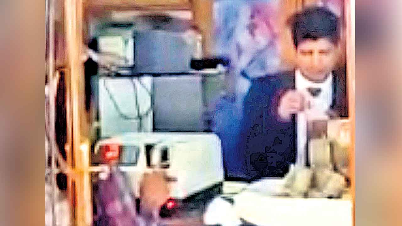 1,100 లాకర్లలో ‘స్కాంగ్రెస్‌’ కోట్ల కట్టలు?!