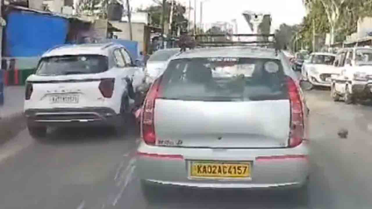 SUV Hits 3 Bikes | ద్విచక్ర వాహనాలపైకి దూసుకెళ్లిన కారు.. నలుగురికి గాయాలు.. VIDEO