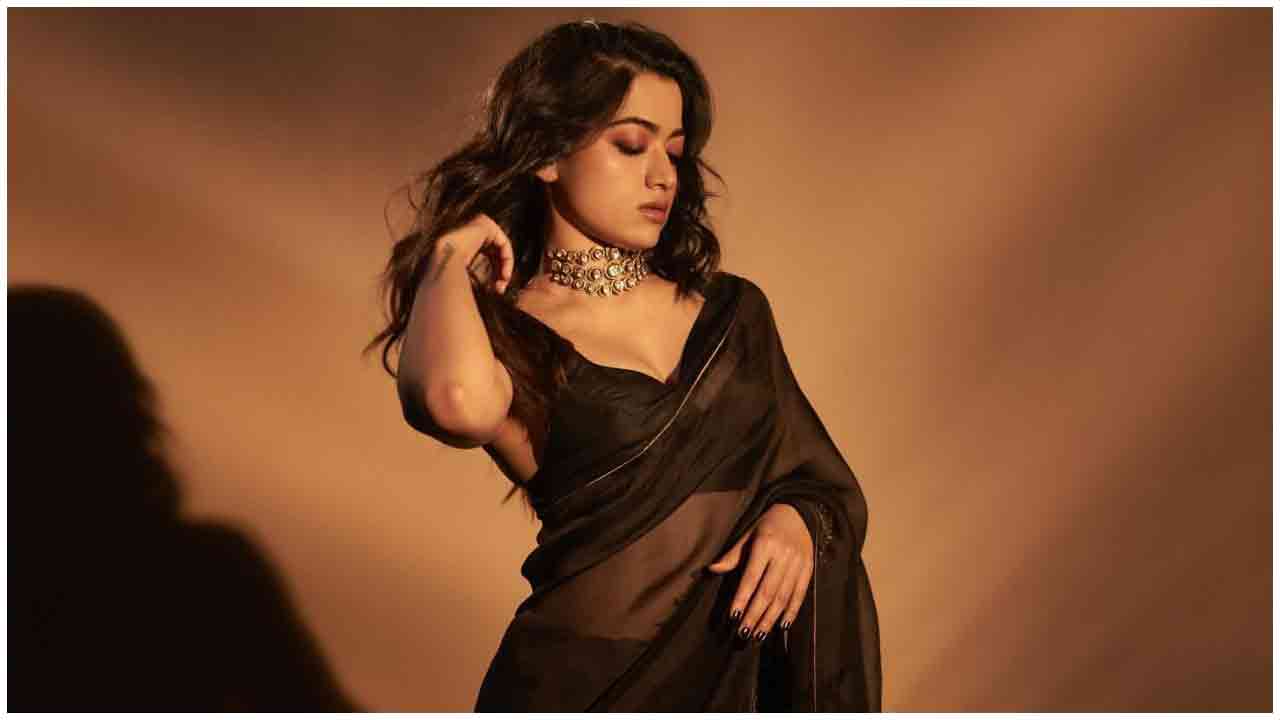 Rashmika Mandanna | నల్లచీరలో చందమామలా రష్మిక మందన్న..