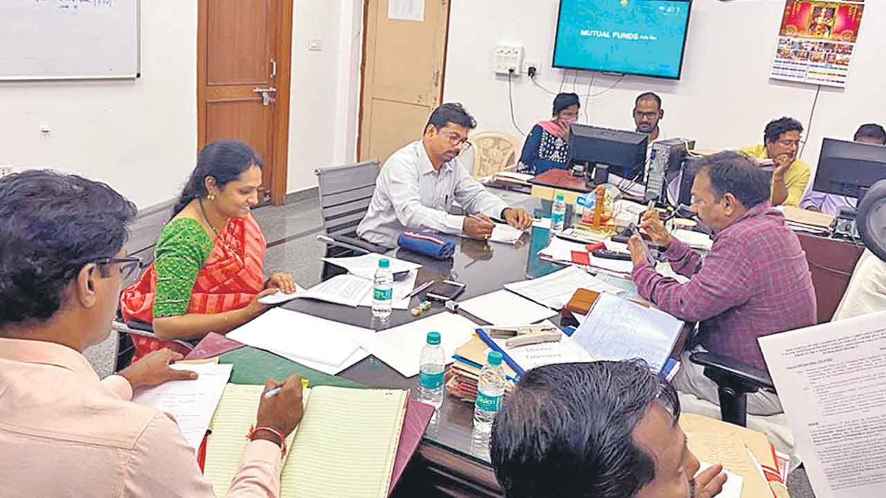 జోరందుకున్న నామినేషన్లు