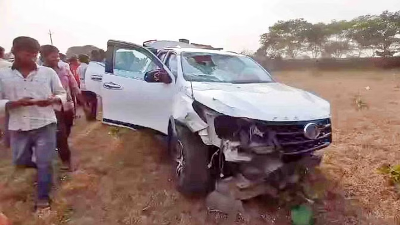 Road Accident | బైక్ను ఢీకొట్టిన కేంద్రమంత్రి కారు..! టీచర్ మృతి.. విద్యార్థులకు తీవ్ర గాయాలు..!