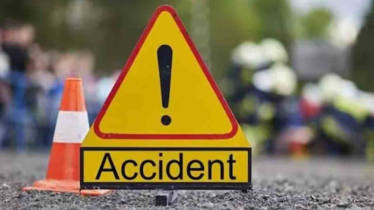 Road accident | బైక్‌ను ఢీ కొట్టిన స్కూలు బస్సు.. కూతురు మృతి తండ్రికి తీవ్ర గాయాలు