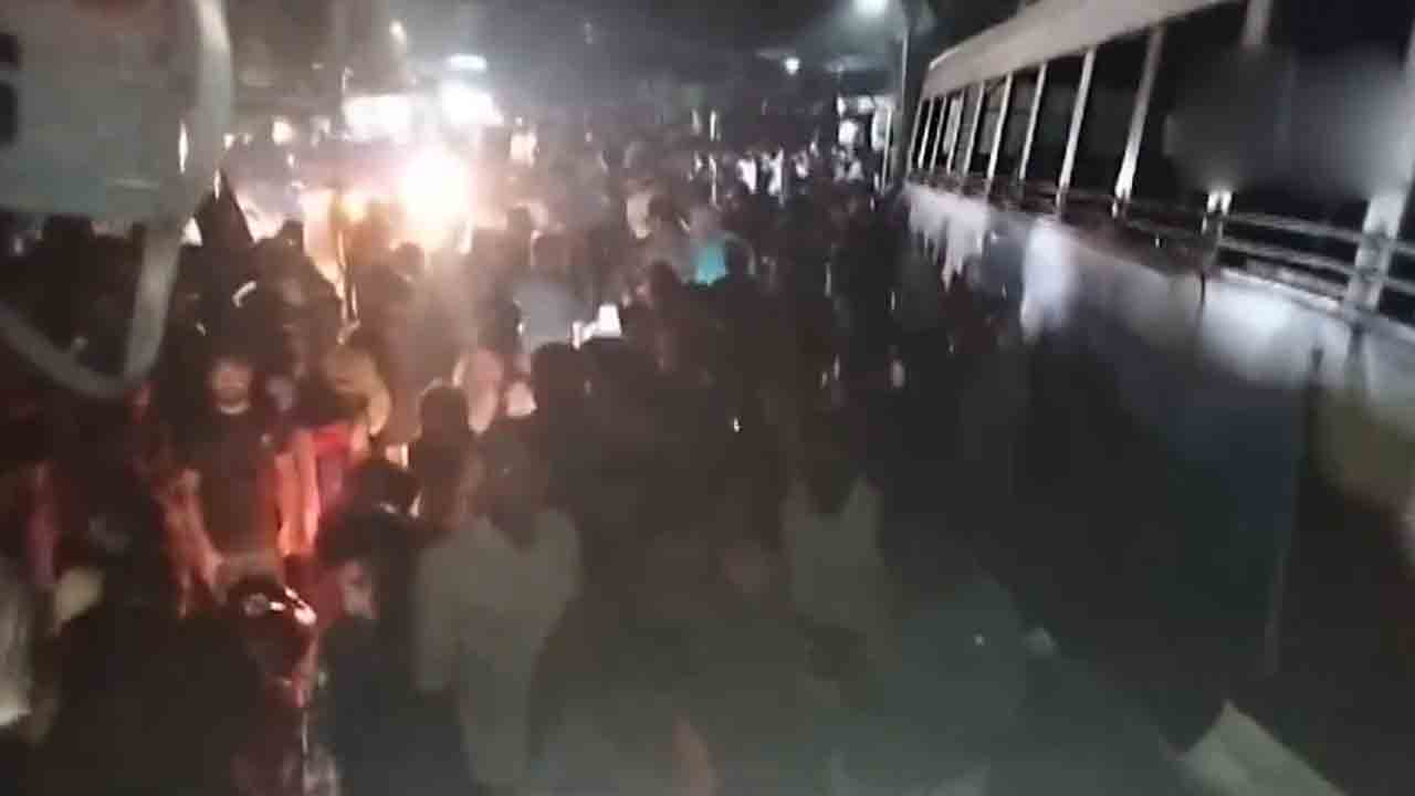 Road accident | ఎదురెదురుగా ఢీకొన్న రెండు బస్సులు.. 30 మందికి తీవ్ర గాయాలు.. Video