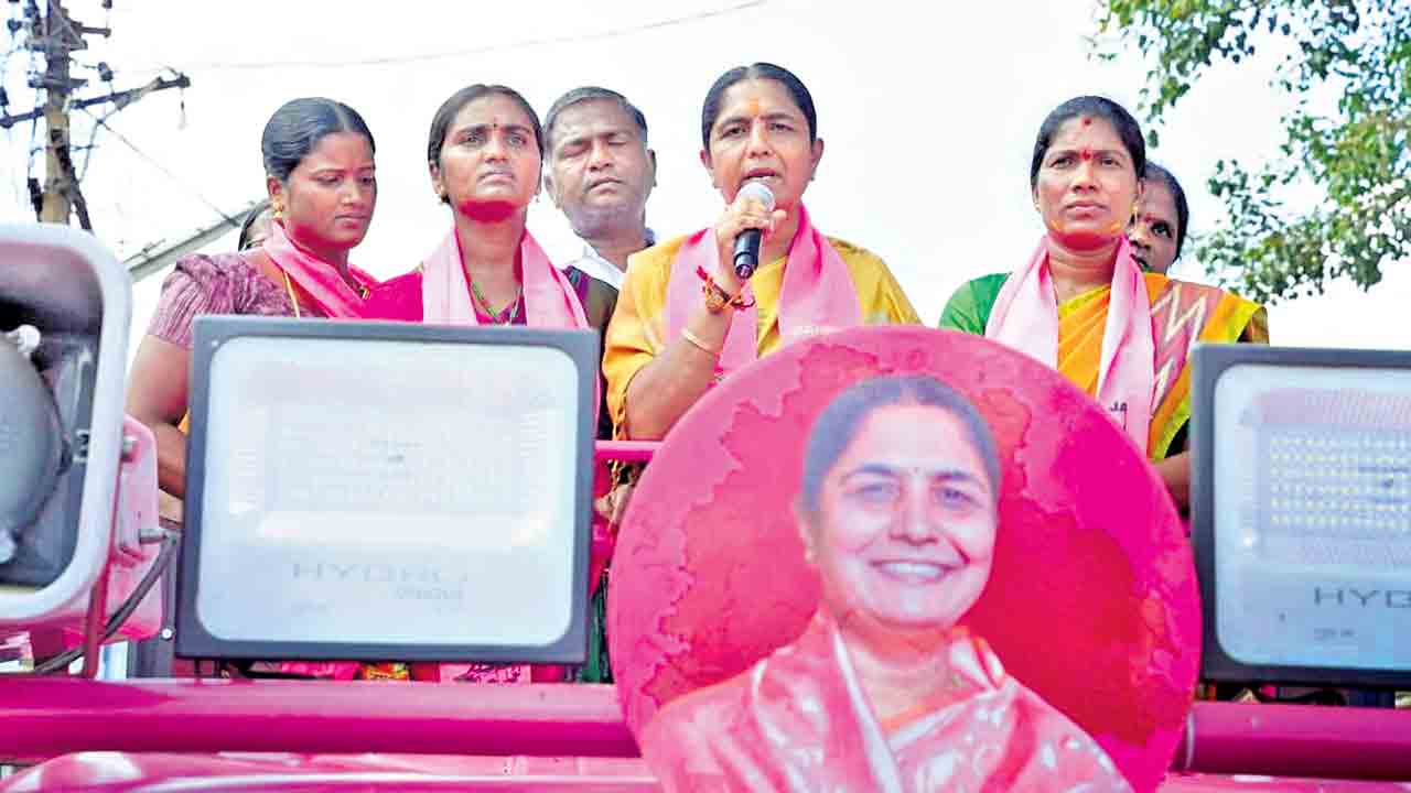 గులాబీ జెండా నిరుపేదలకు అండ