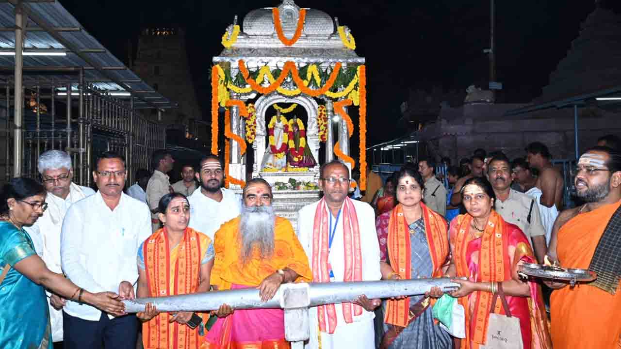 Srisailam | శ్రీశైల పుర వీధుల్లో భక్తుల సందడి.. స్వామి అమ్మవార్లకు సహస్త్ర దీపార్చన