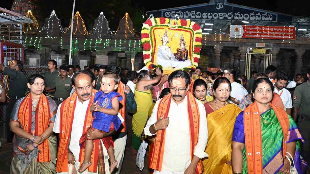 Srisailam | శ్రీశైలంలో కార్తీక సోమవార పూజలు.. ఆది దంపతులకు దశవిధ హారతులు