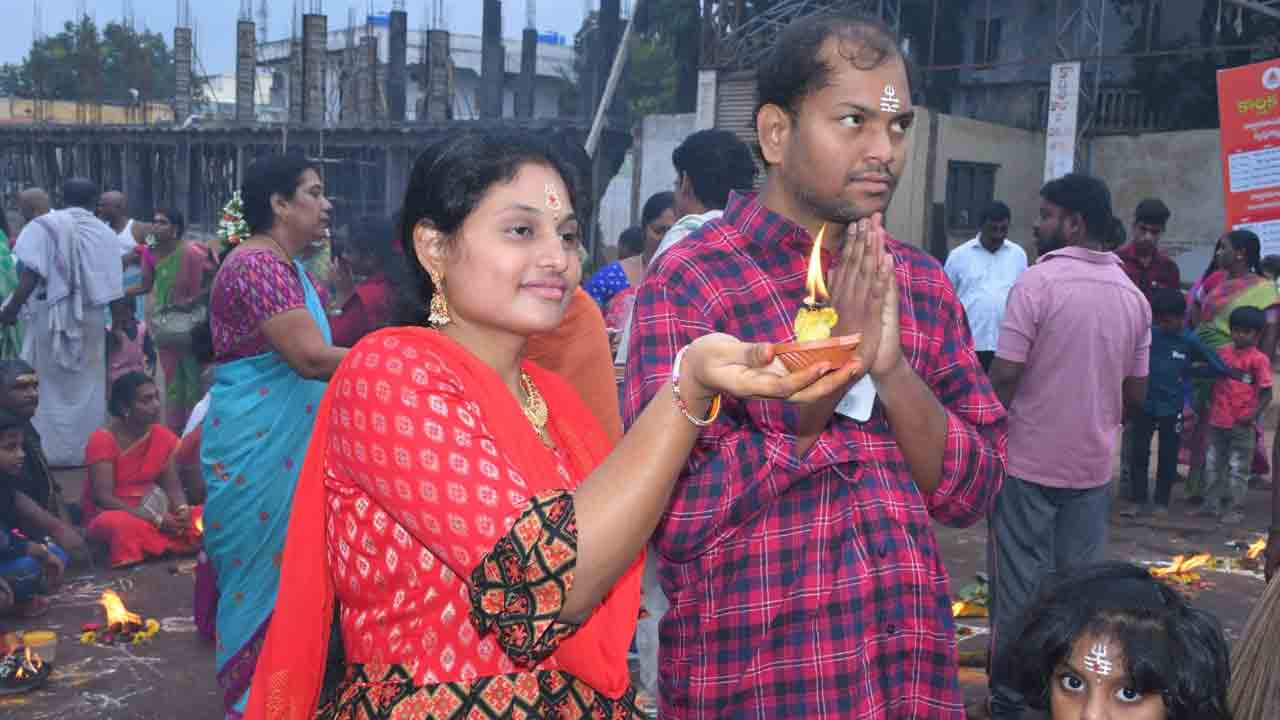 Srisailam | శ్రీశైలంలో భక్తుల సందడి.. శాస్త్రోక్తంగా త్రయోదశి పూజలు.. అమ్మవారికి ఊయల సేవ