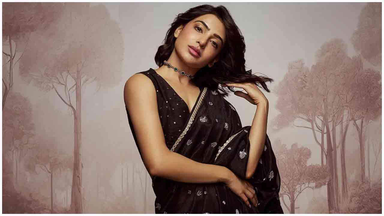 Samantha | బ్లాక్ కలర్ శారీలో హొయలు పోయిన సమంత..