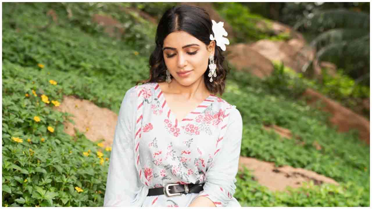 Samantha | కొప్పున పూలెట్టుకుని సిగ్గుపడుతున్న సమంత..