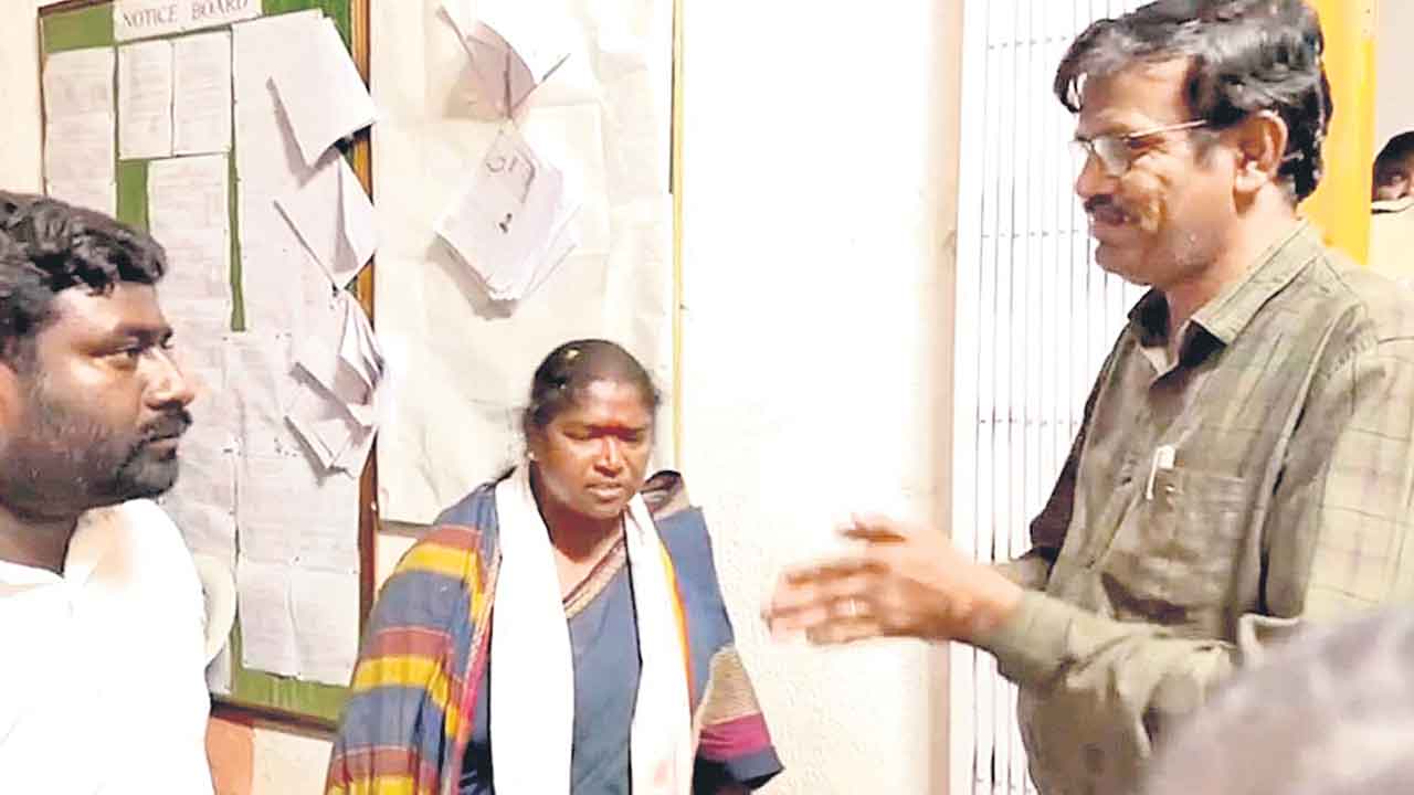 ఎన్నికల అధికారులపై కాంగ్రెస్‌ గూండాగిరి