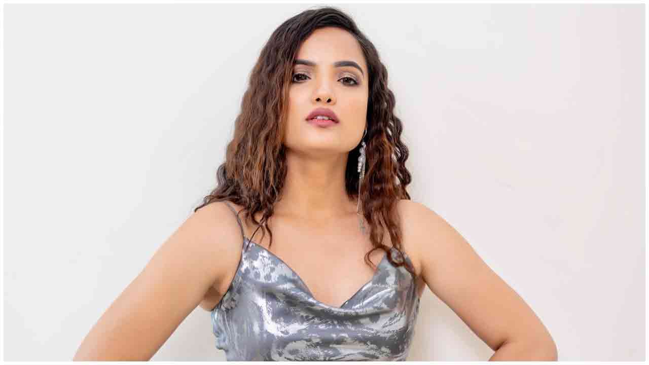 Siri Hanumanthu | స్లీవ్ లెస్ డ్రెస్‌లో బిగ్‌బాస్‌ బ్యూటీ సిరి మెరుపులు..