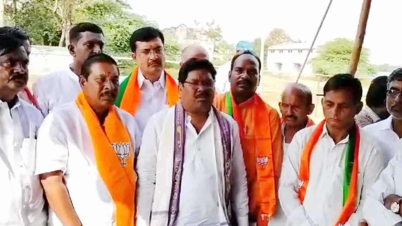 MP Soyam Bapu Rao | ఆదివాసీ గిరిజనులు అభివృద్ధి కాకుండా అడ్డుపడుతున్న ప్రధాని మోదీ: బీజేపీ ఎంపీ సోయం బాపూ రావు