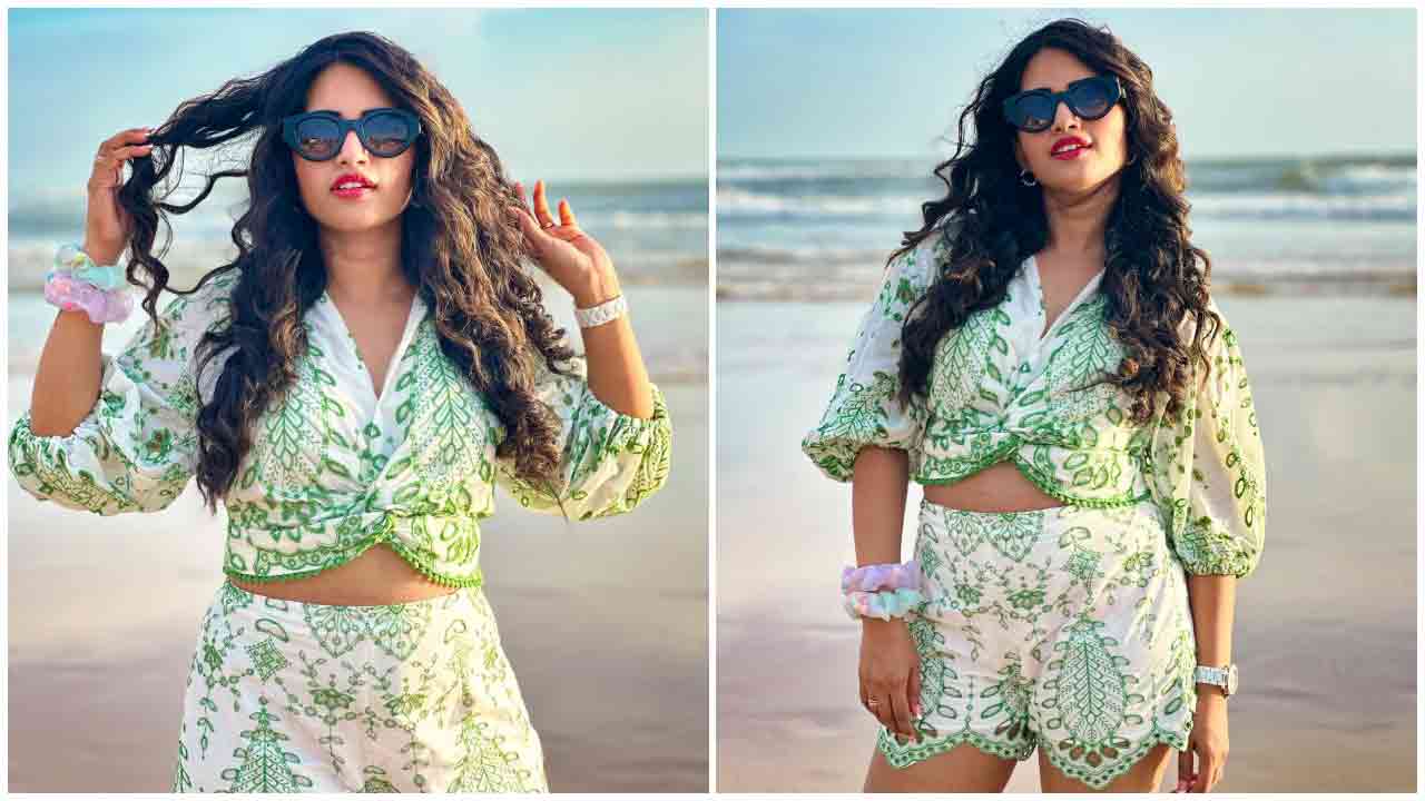 Sravanthi Chokarapu | చిట్టిపొట్టి దుస్తుల్లో కుర్రాళ్లను పరేషాన్ చేస్తున్న స్రవంతి చొక్కారపు..