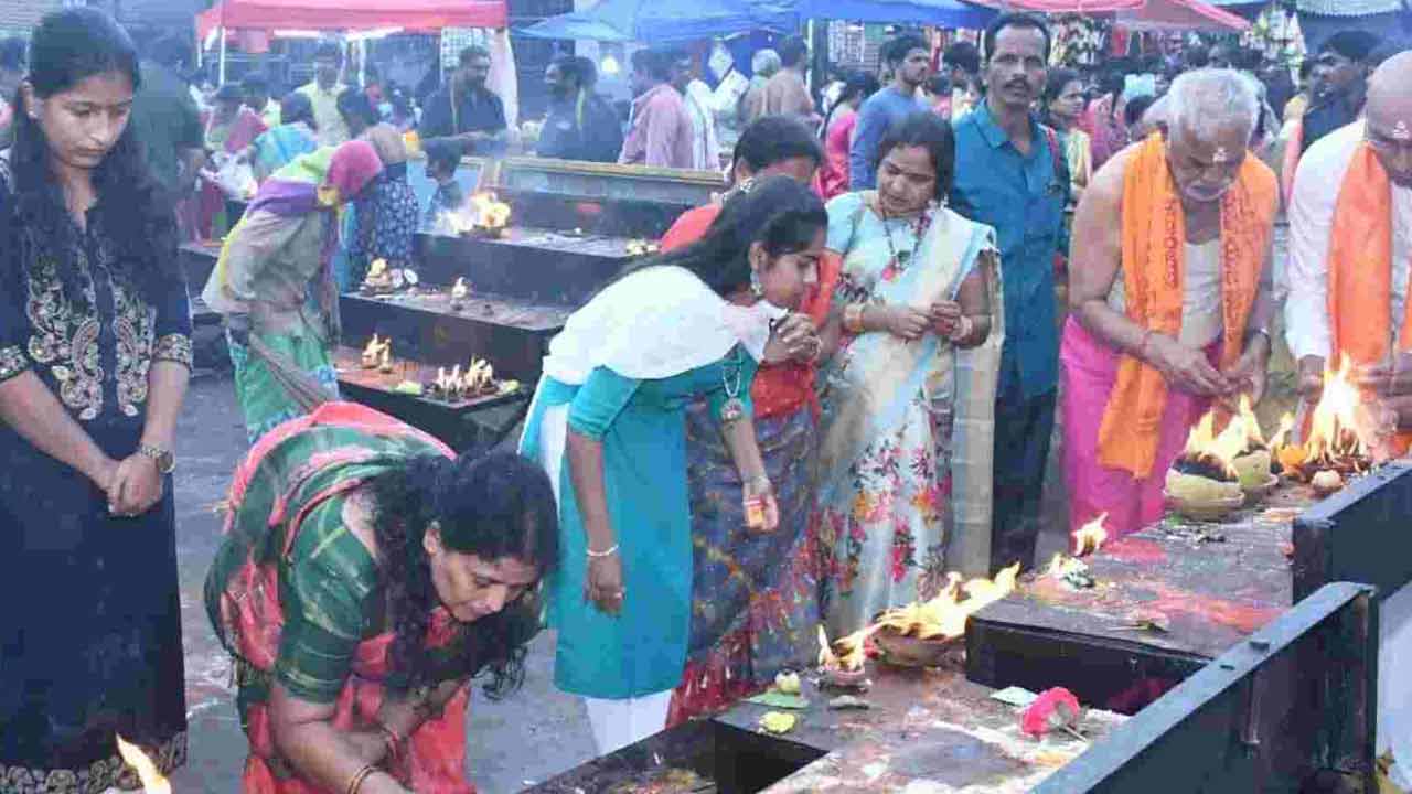 Srisailam | శ్రీశైలంలో భక్తుల రద్దీ.. కార్తిక దీపారాధనలు